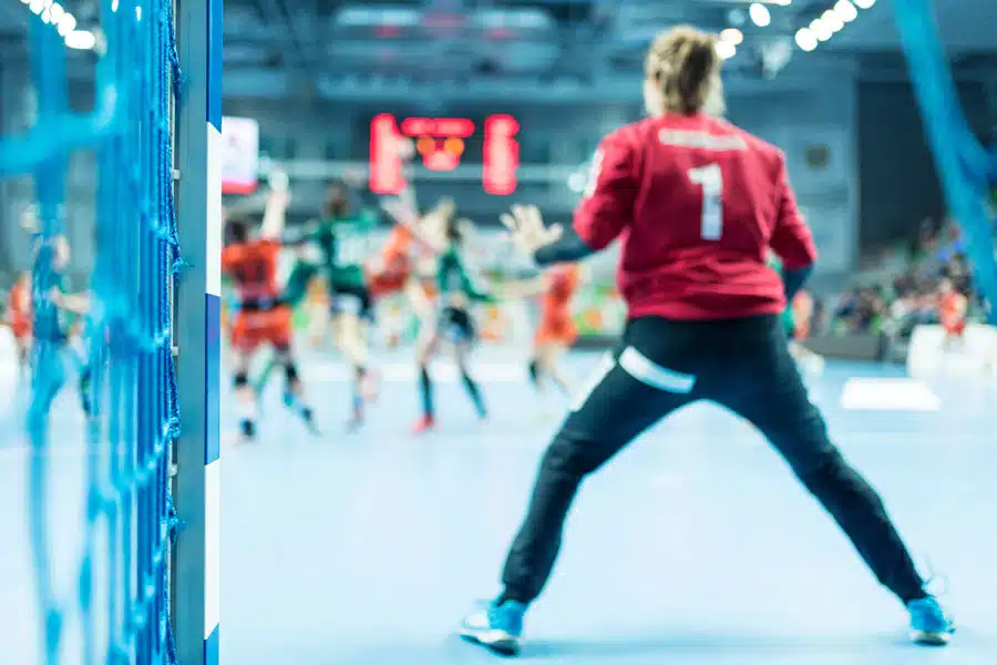 Bilde av en håndballkamp fra målets vinkel, keeper står klar til å ta imot ball - Råde IL - Idrettslag