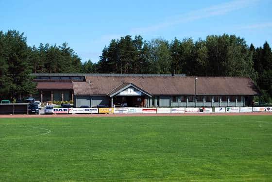 Bilde av hovedbygget til Råde Idrettslag sett fra fotballbanen - Råde IL - Idrettslag