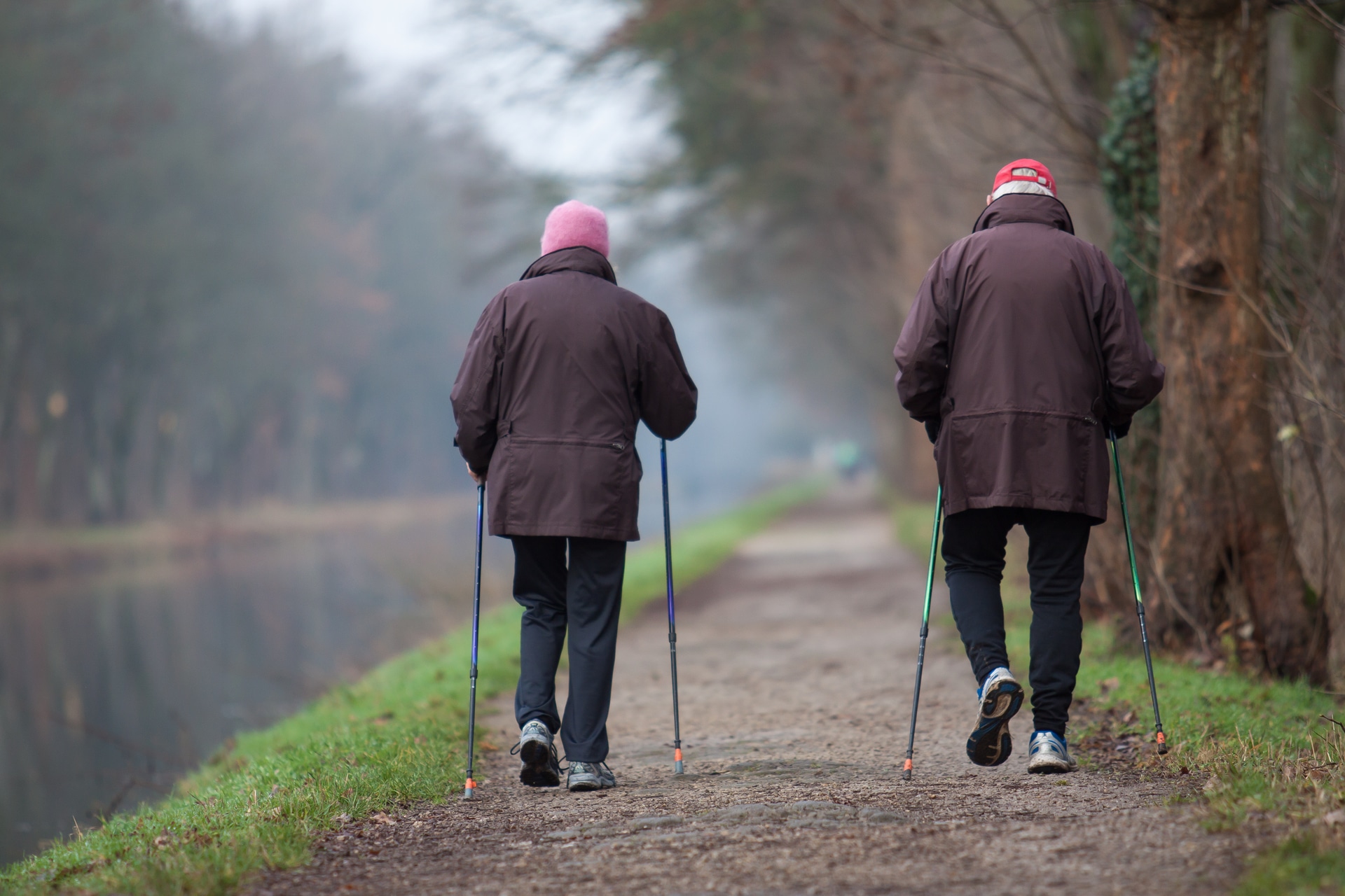 Bilde av to pensjonister som går tur ute på høsten - Råde IL - Idrettslag