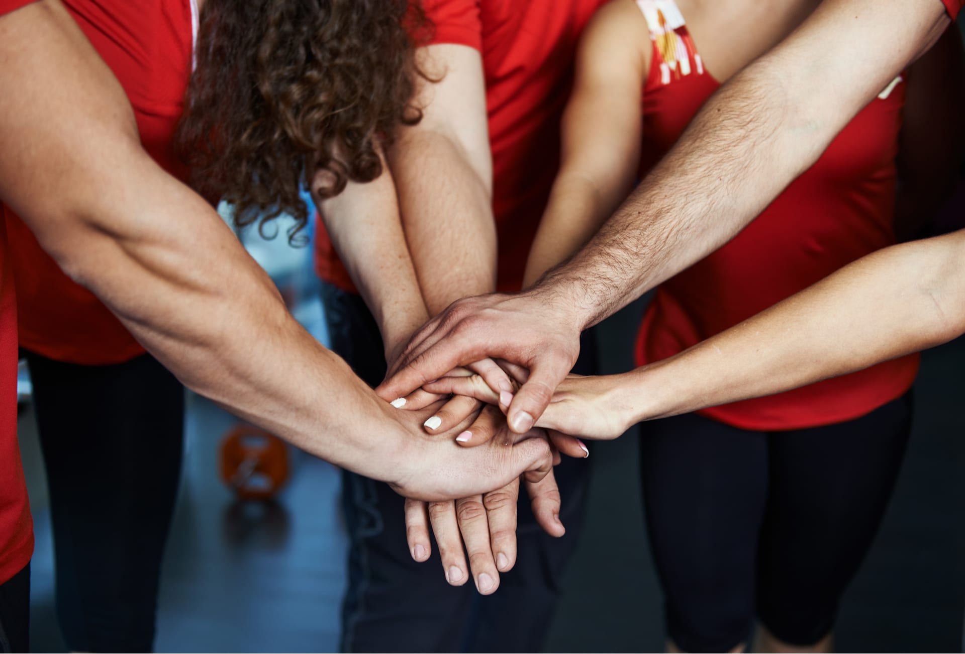 Bilde av et idrettslag som gir hverandre hendene sine - Råde IL - Idrettslag