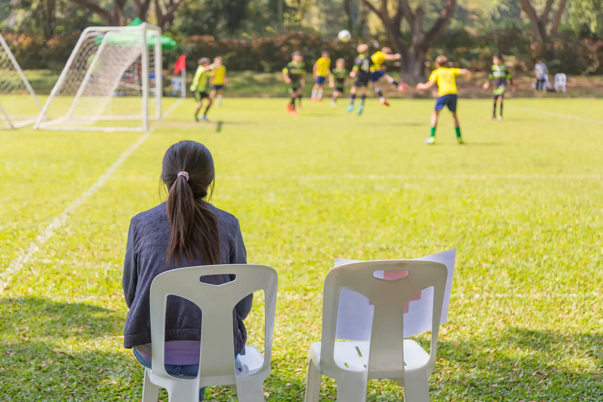 Bilde av en mor som følger med på en fotballkamp med gutter - Råde IL - Idrettslag