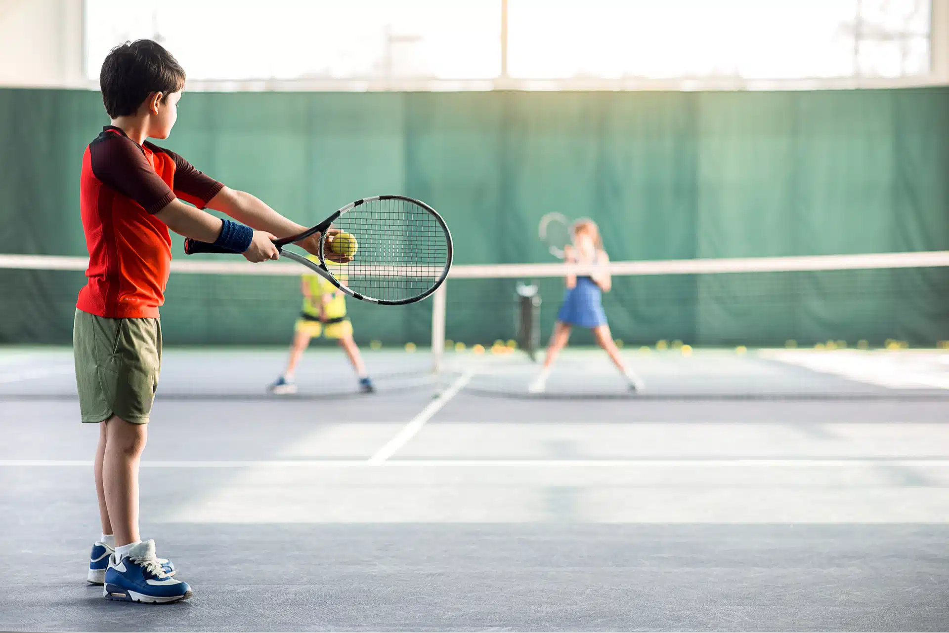 Bilde av tre barn som spiller tennis inne - Råde IL - Idrettslag