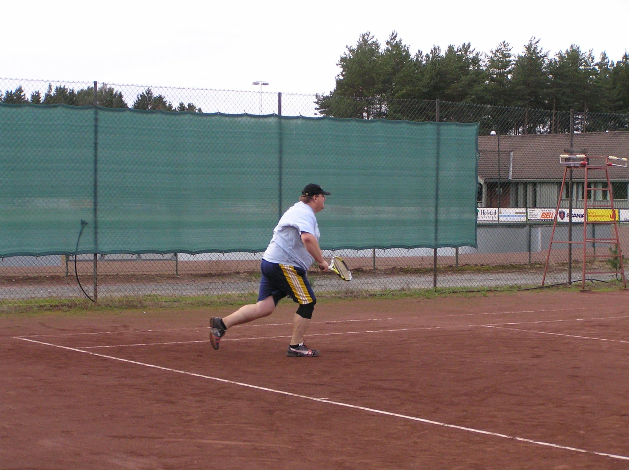 Bilde av en mann som spiller tennis - Råde IL - Idrettslag