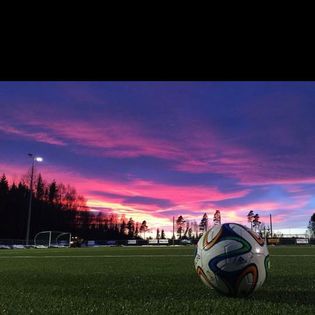 Bilde av fotballbanen i Råde IL under solnedgang - Råde IL - Idrettslag