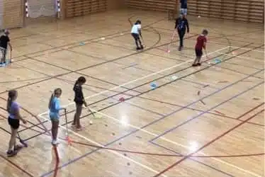 Bilde av barn som spiller innebandy inne i gymsalen - Råde IL - Idrettslag