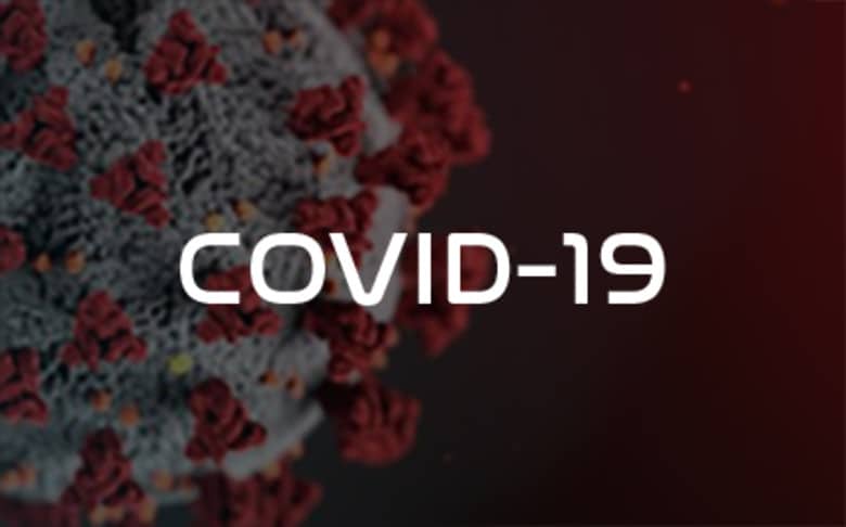 Bilde av covid-19 viruset med hvit tekst hvor det står "Covid-19" - Råde IL - Idrettslag